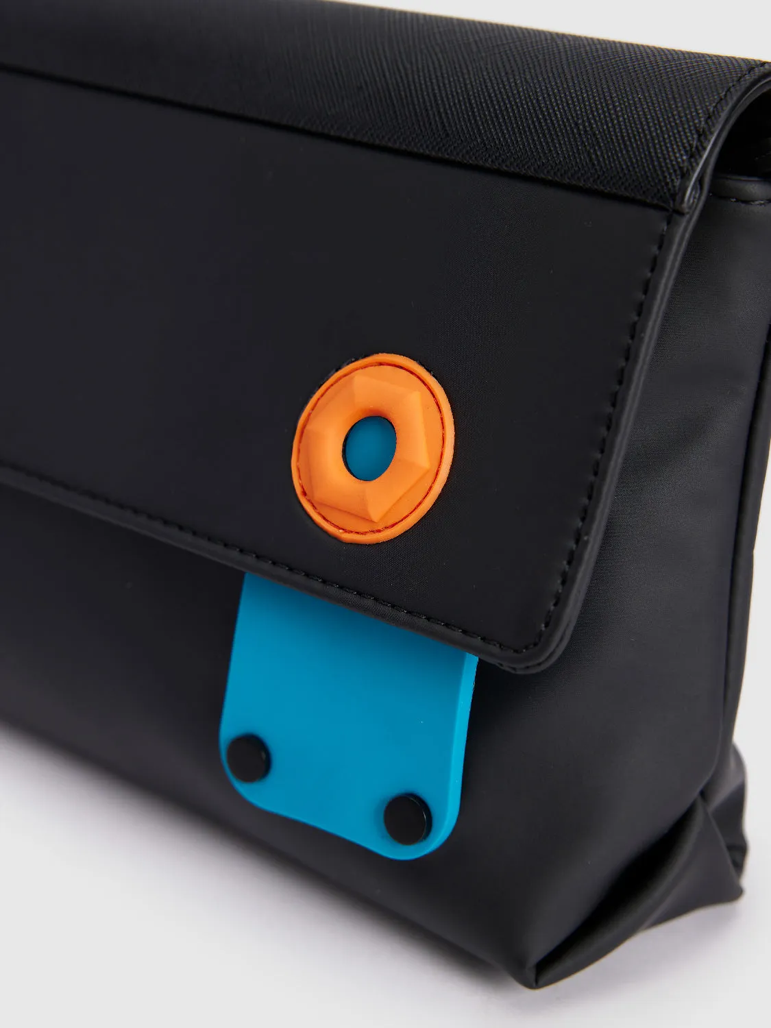 Flip Front Crossbody Bag sold by Urban Revivo product image thumbnail 5