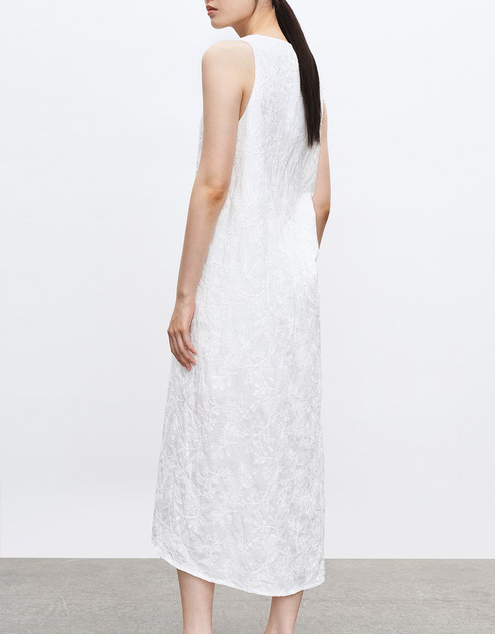 Floral Embroidery Jacquard Sleeveless Dress sold by Urban Revivo product image thumbnail 3