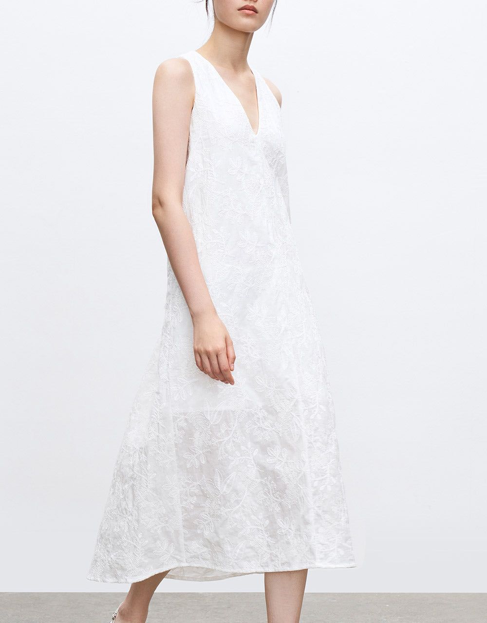 Floral Embroidery Jacquard Sleeveless Dress sold by Urban Revivo product image thumbnail 5
