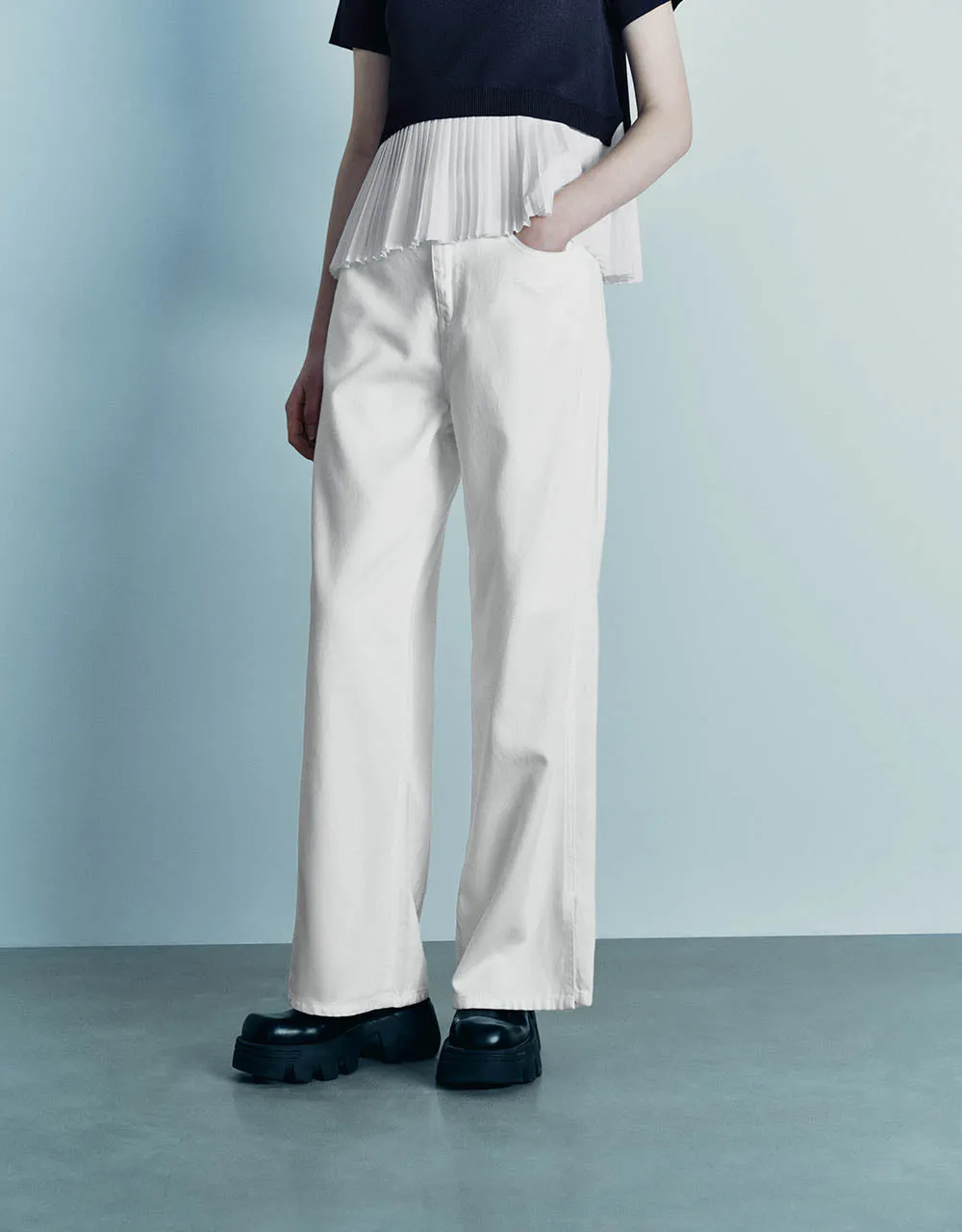 Split Hem Wide-Leg Jeans sold by Urban Revivo product image thumbnail 4