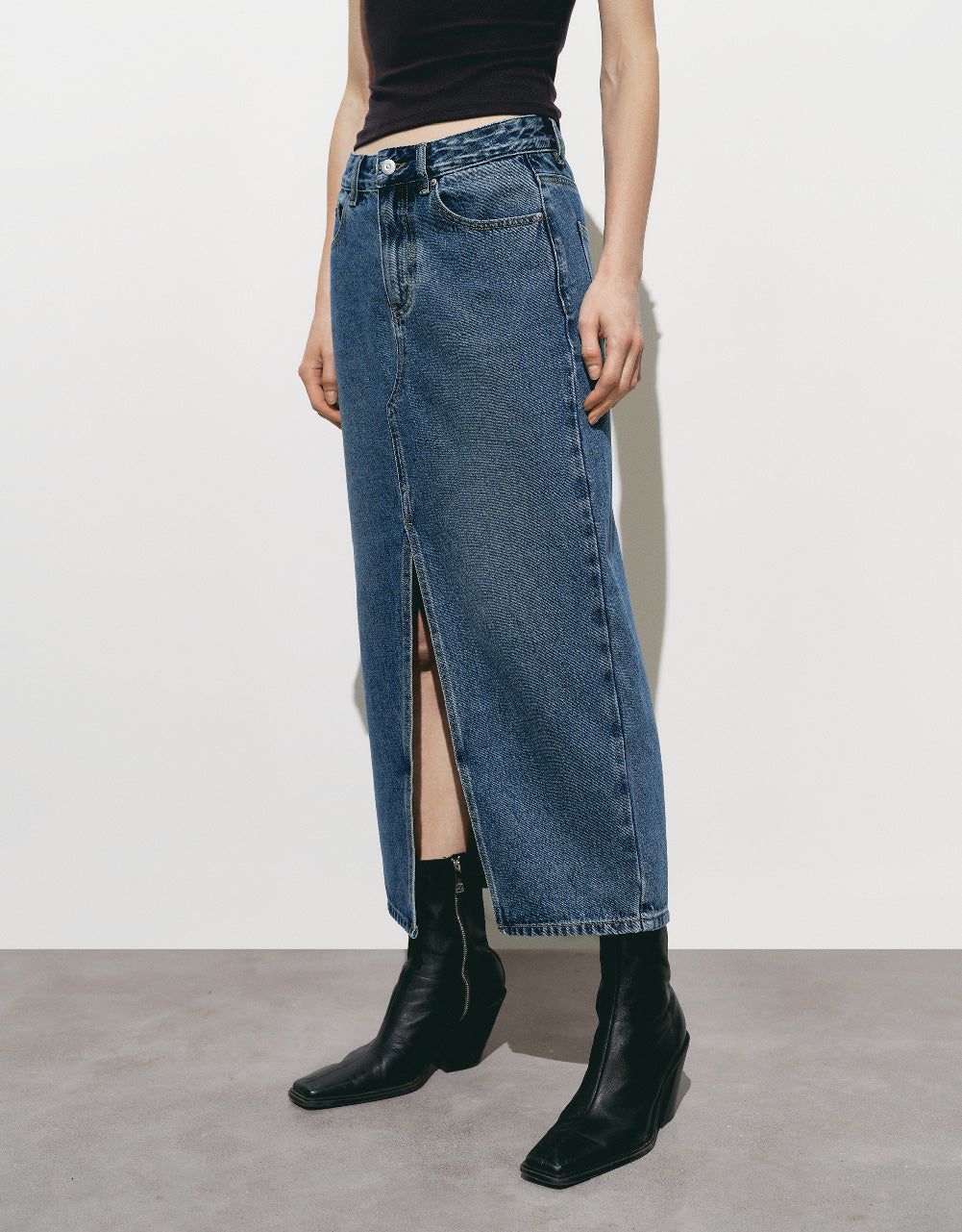 Split Hem Straight Denim Skirt sold by Urban Revivo product image thumbnail 4