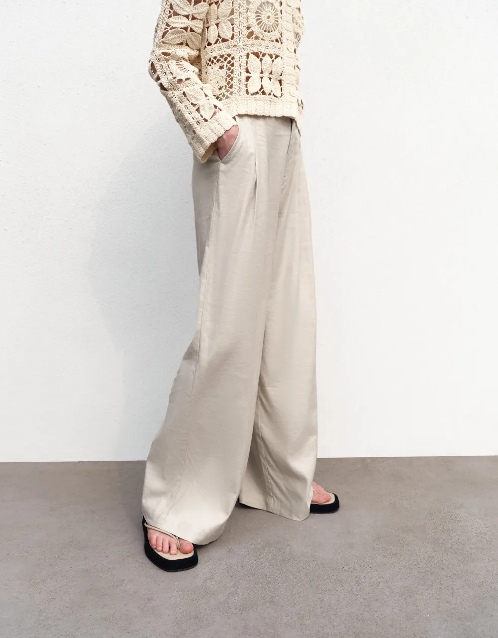 Woven Thin Wide-Leg Pants sold by Urban Revivo product image thumbnail 4