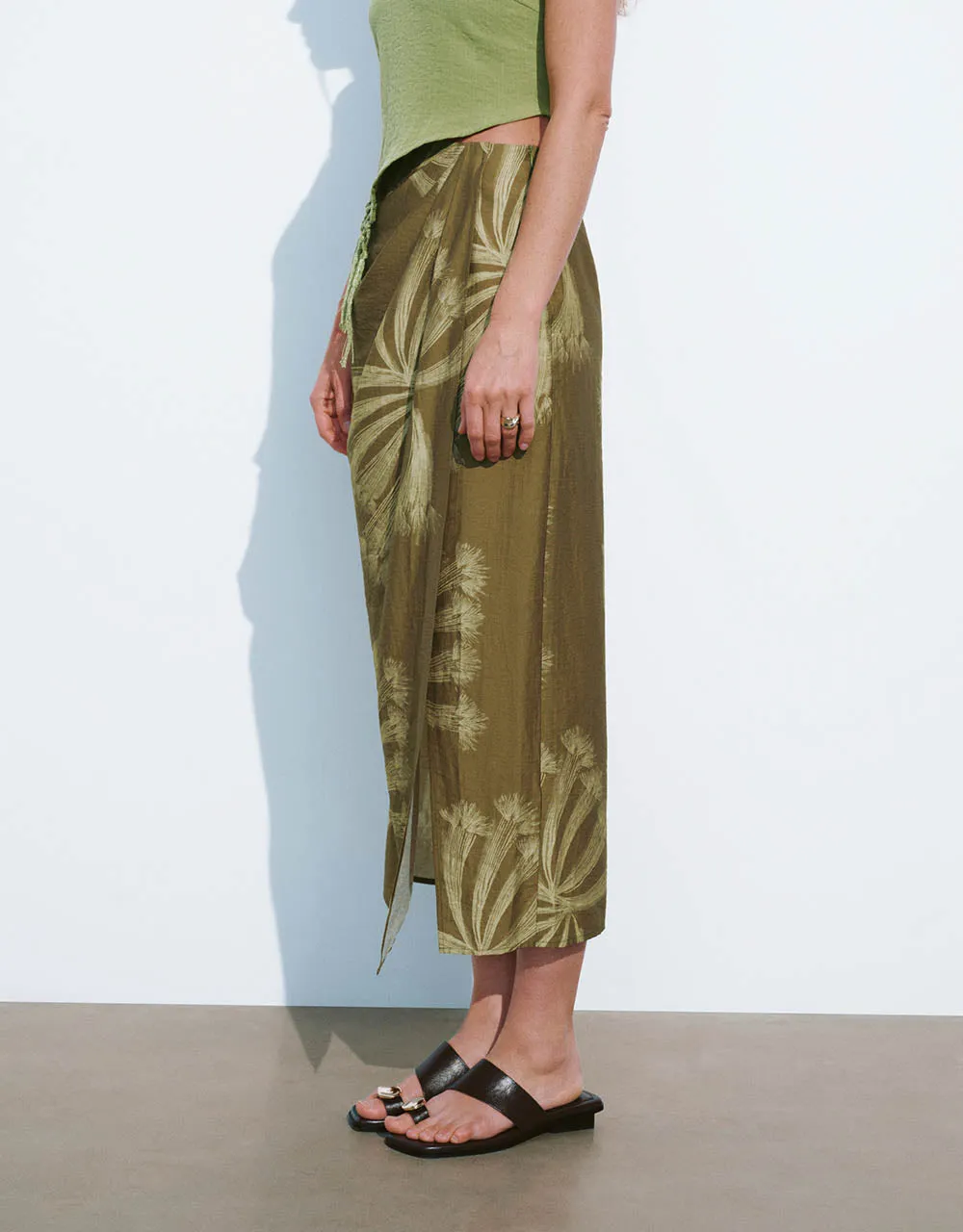 Split Hem Printed Midi Straight Skirt sold by Urban Revivo product image thumbnail 4
