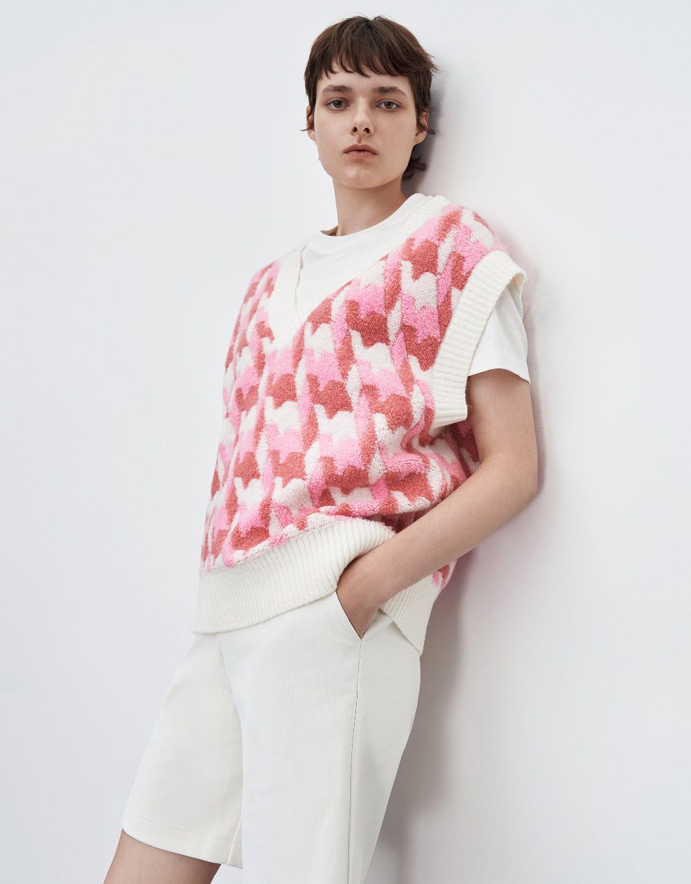 Houndstooth Sweater Vest sold by Urban Revivo product image thumbnail 3