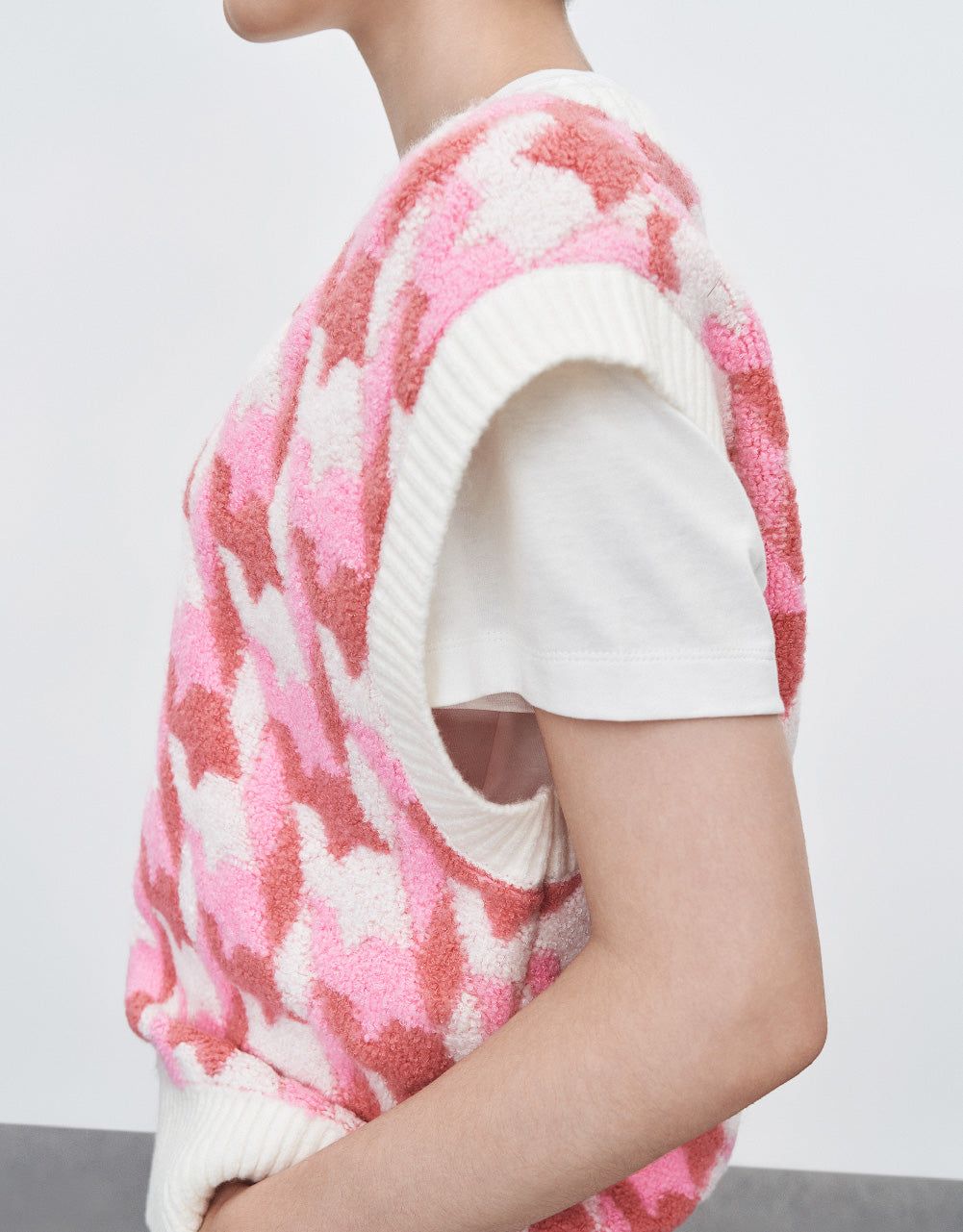 Houndstooth Sweater Vest sold by Urban Revivo product image thumbnail 5