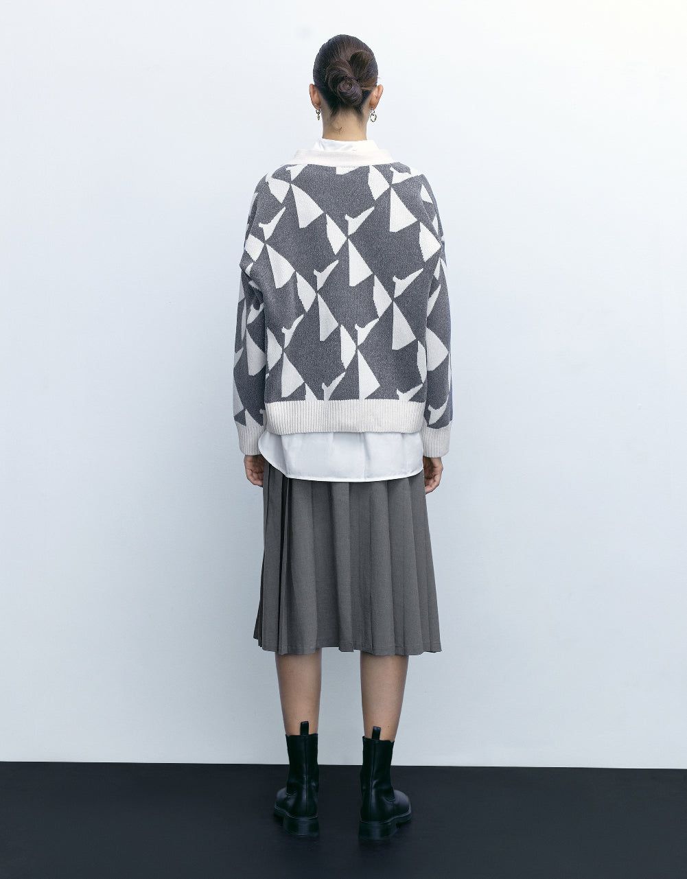 Drop Shoulder Sleeve V-Neck Knitted Cardigan sold by Urban Revivo product image thumbnail 4