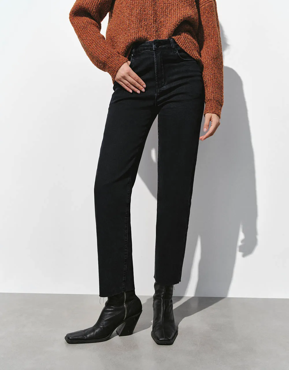 Raw Hem Straight Jeans sold by Urban Revivo product image thumbnail 2