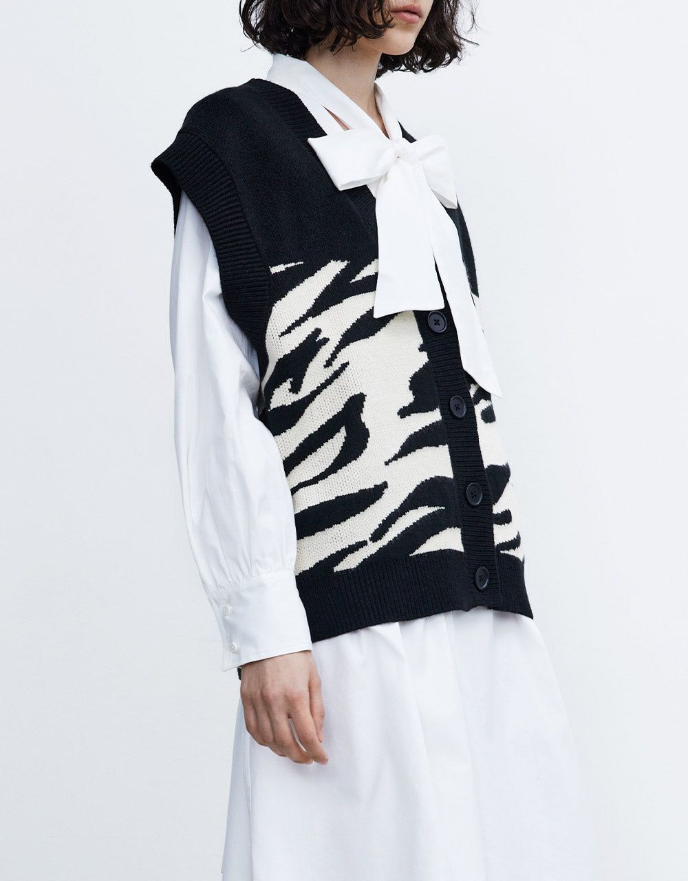 Zebra Striped Button Up Sweater Vest sold by Urban Revivo product image thumbnail 5