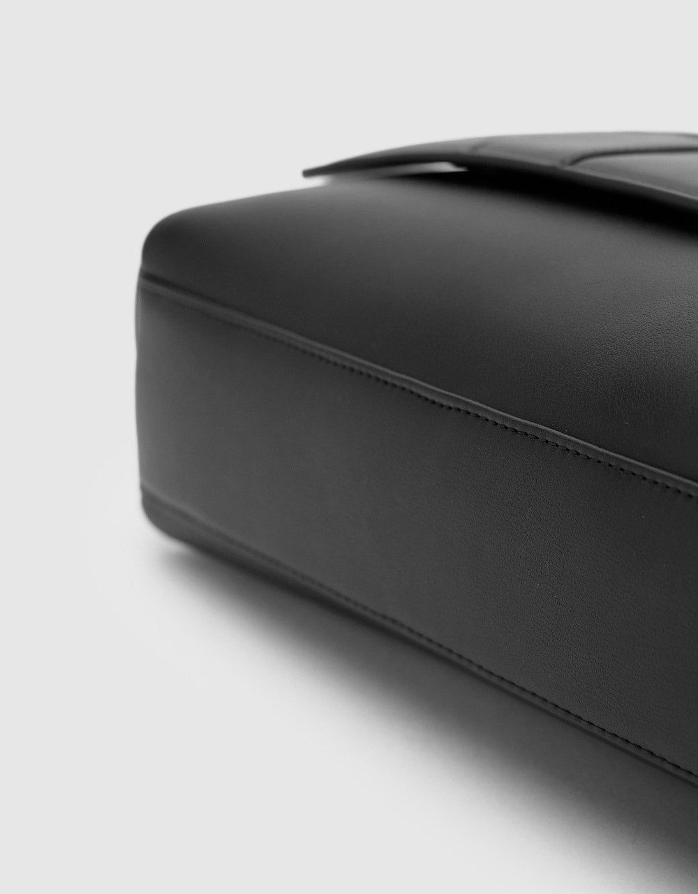 Braided Effect Vegan Leather Crossbody Bag sold by Urban Revivo product image thumbnail 5