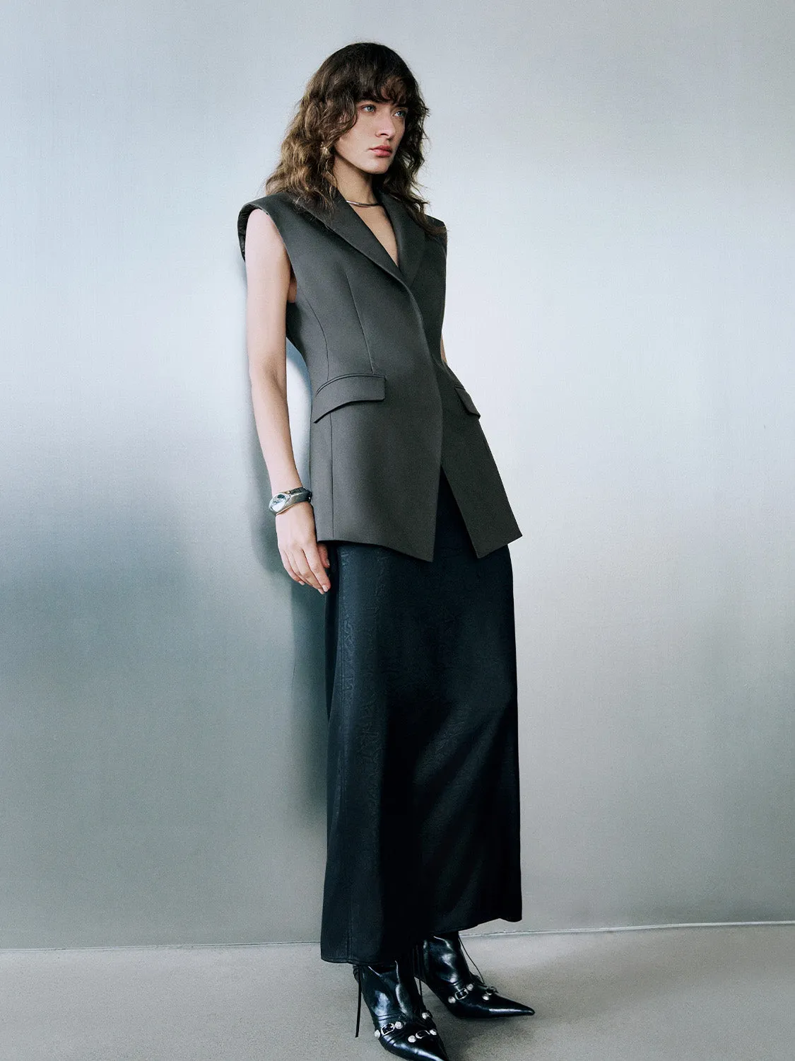 Peak Lapel Skater Vest sold by Urban Revivo product image thumbnail 5