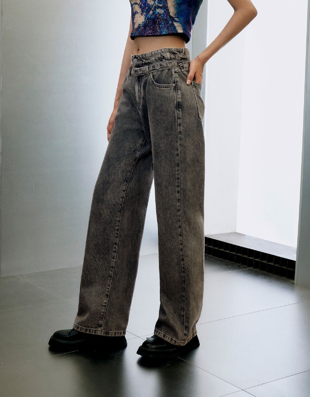 Wide-Leg Jeans With Belt sold by Urban Revivo product image thumbnail 4