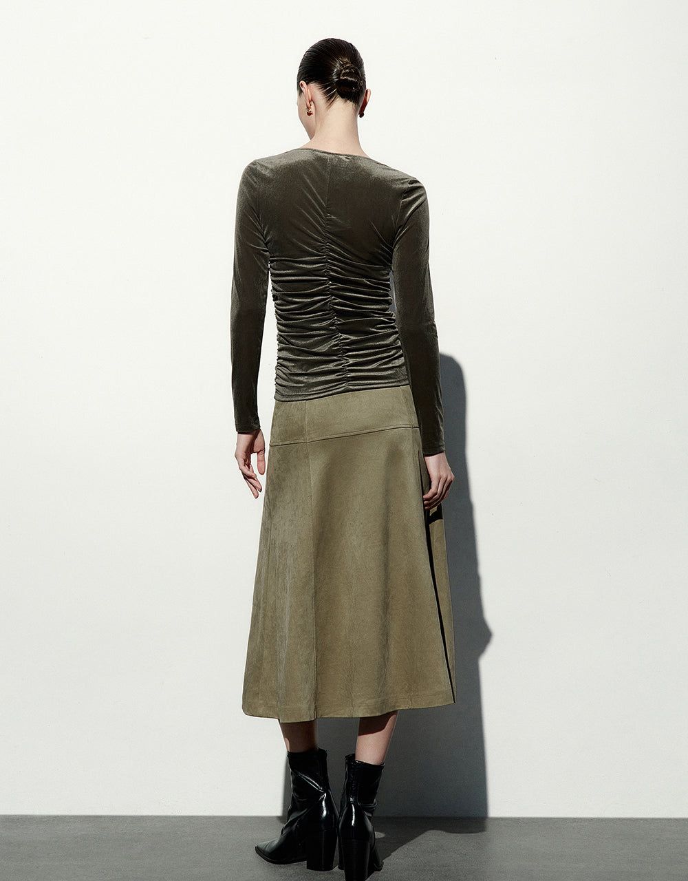 Ruched V-Neck Knitted Skinny T-Shirt sold by Urban Revivo product image thumbnail 4