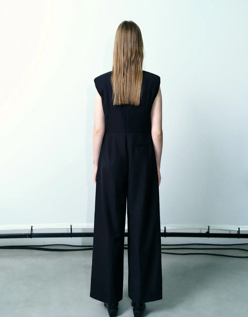 Sleeveless V-Neck Jumpsuit sold by Urban Revivo product image thumbnail 4