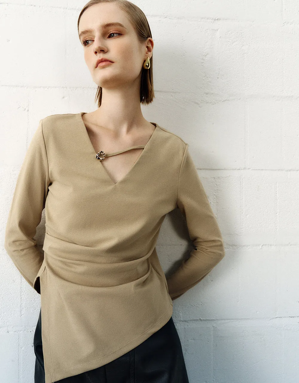 Asymmetric V-Neck Skinny T-Shirt sold by Urban Revivo product image thumbnail 4