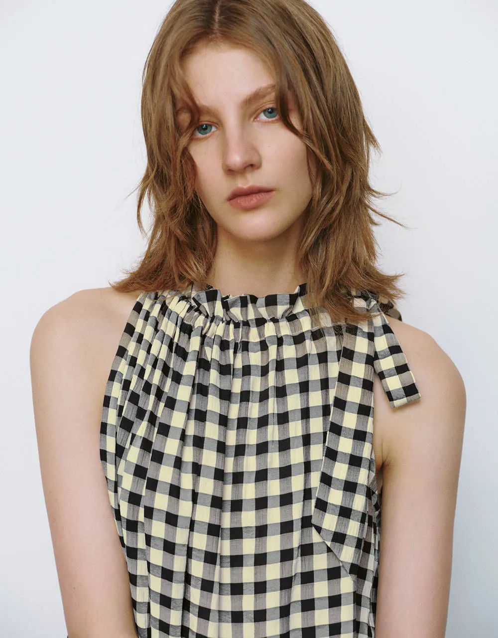 Halter Neck Plaid Sleeveless Blouse sold by Urban Revivo product image thumbnail 4