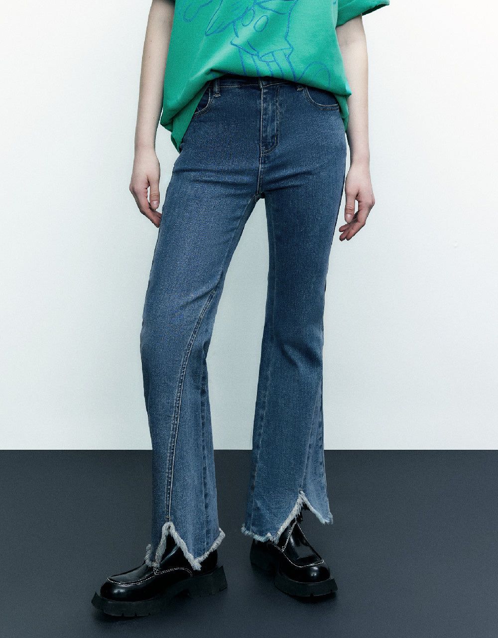 Raw Hem Flare Jeans sold by Urban Revivo product image thumbnail 2