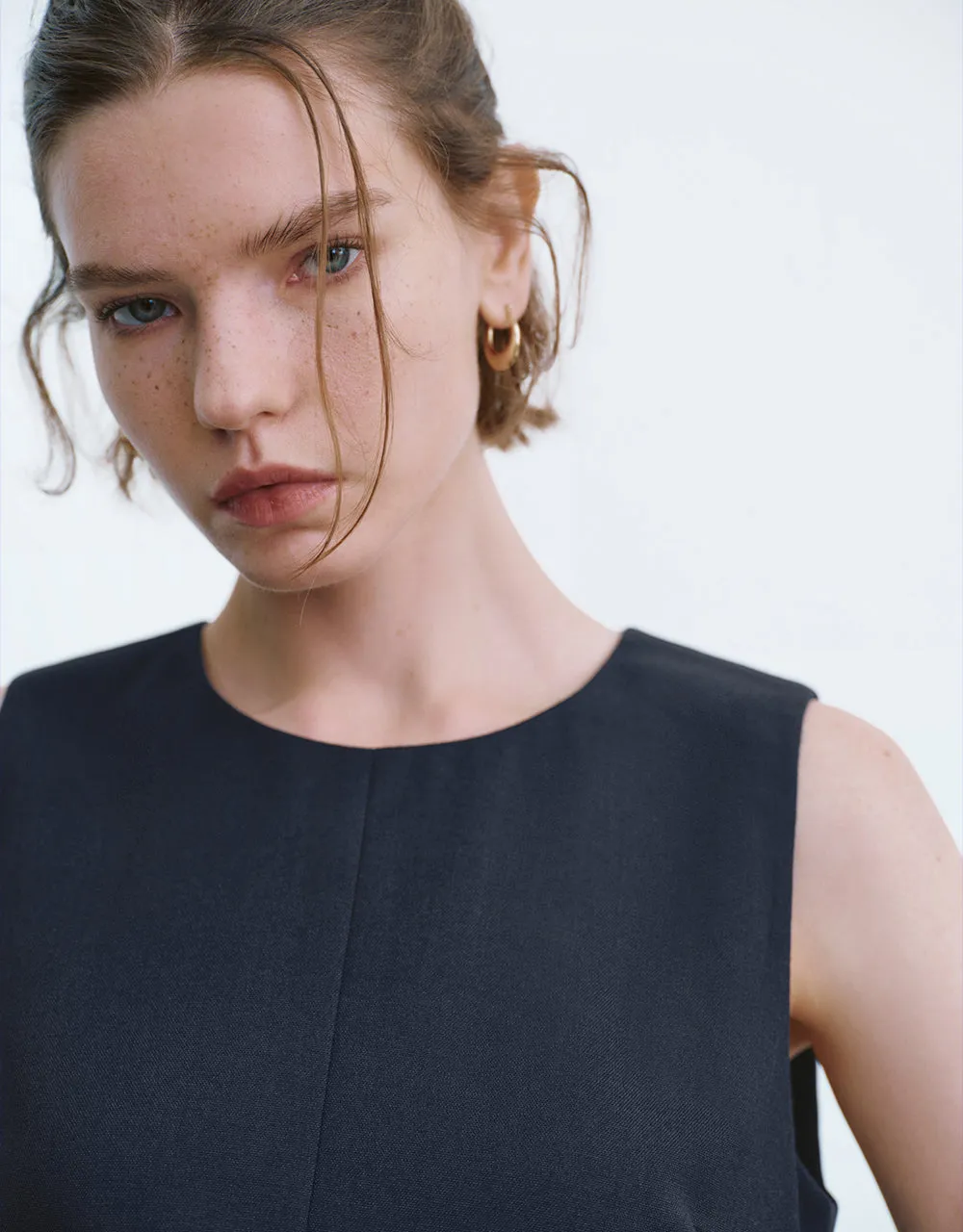 Sleeveless Two Toned Crew Neck Blouse sold by Urban Revivo product image thumbnail 4