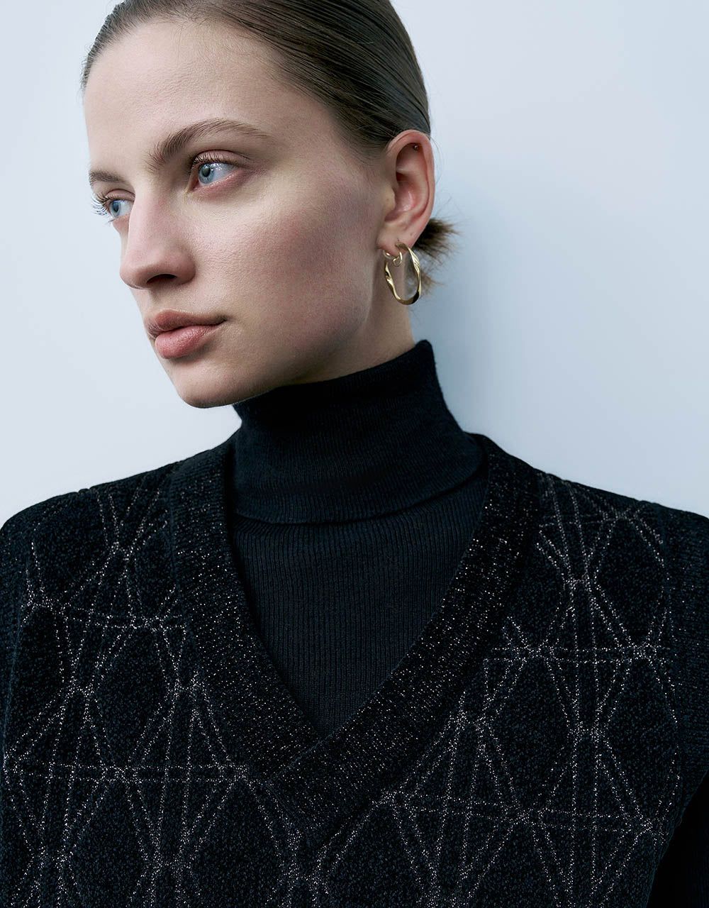 Sleeveless V-Neck Knitted Vest sold by Urban Revivo product image thumbnail 5