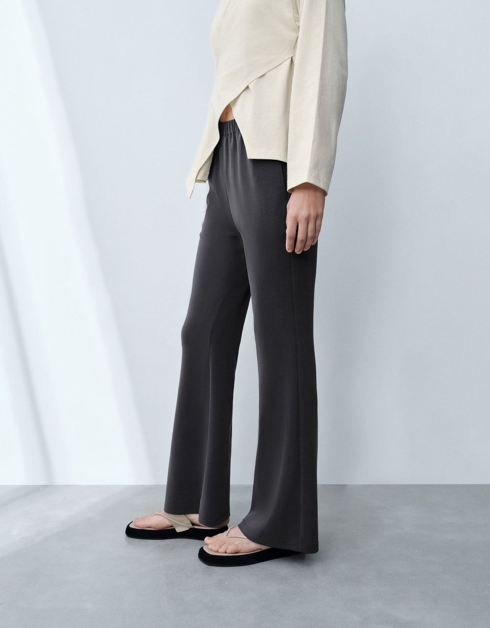 Elastic Waist Knitted Flare Pants sold by Urban Revivo product image thumbnail 4