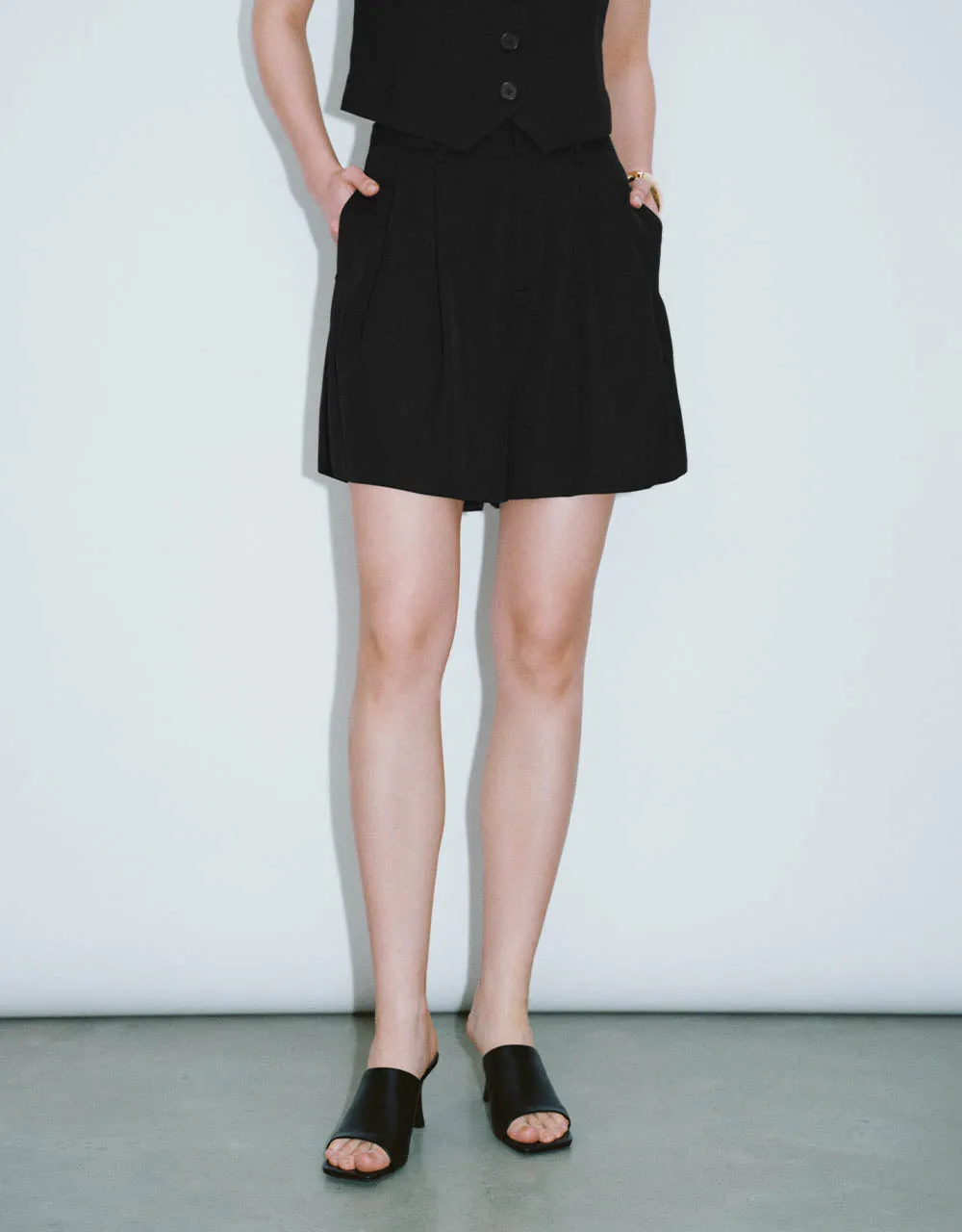 Tailored Loose Shorts sold by Urban Revivo product image thumbnail 2