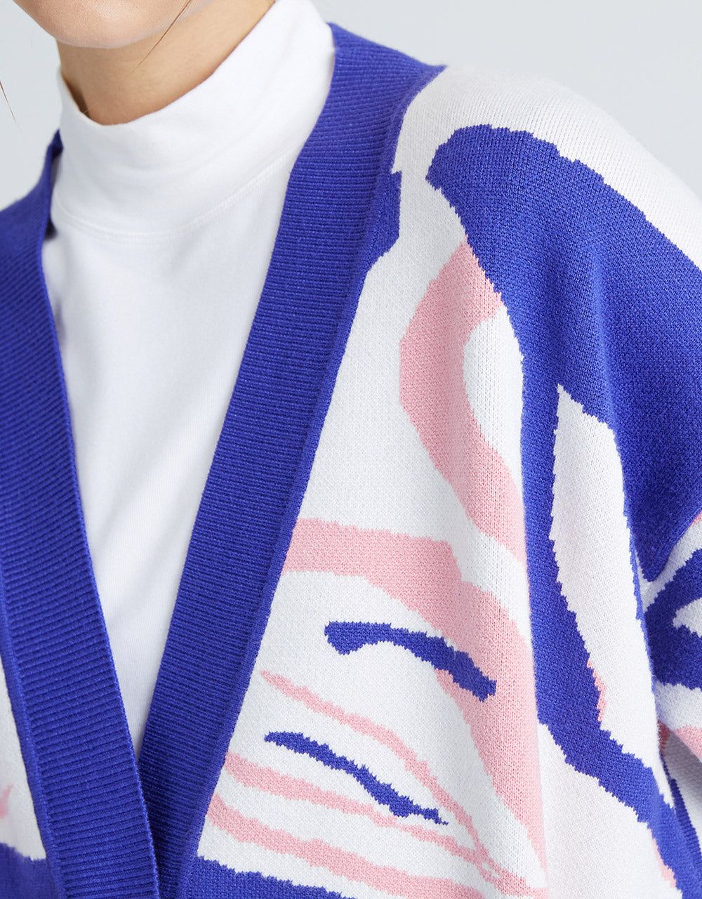 Abstract Jacquard Contrast Trim Oversized Cardigan sold by Urban Revivo product image thumbnail 5