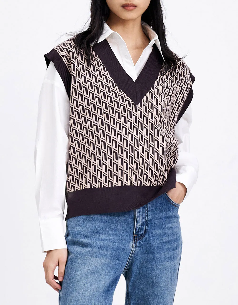 Geo Jacquard V Neck Sweater Vest sold by Urban Revivo product image thumbnail 5