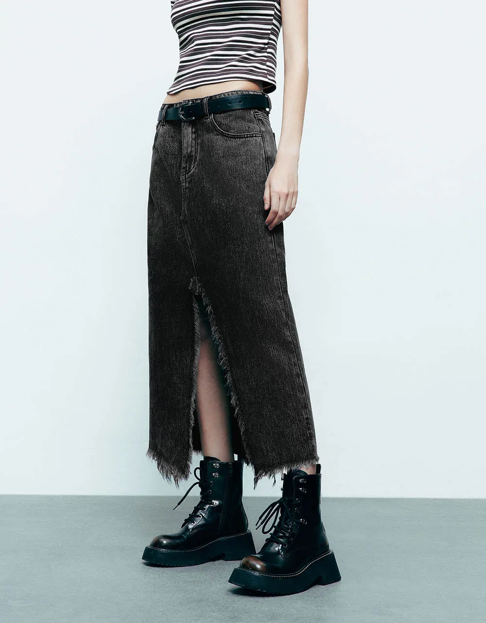 Split Raw Hem Straight Denim Skirt sold by Urban Revivo product image thumbnail 4