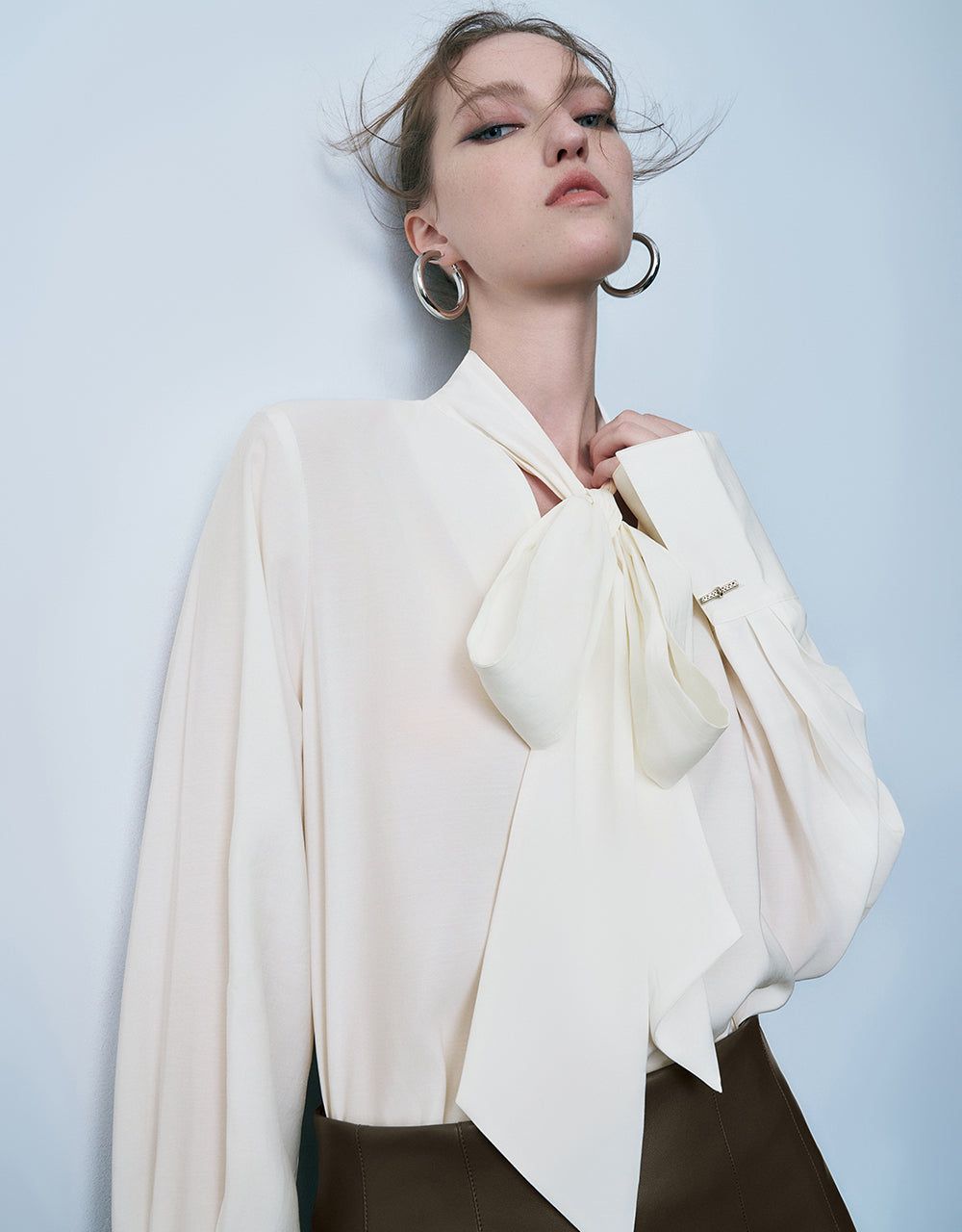 Straight V-Neck Overhead Shirt sold by Urban Revivo product image thumbnail 3