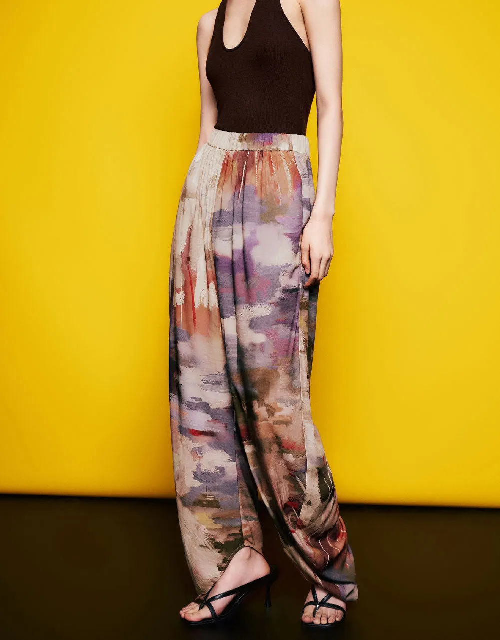 Printed Elastic Waist Carrot Fit Pants sold by Urban Revivo product image thumbnail 4