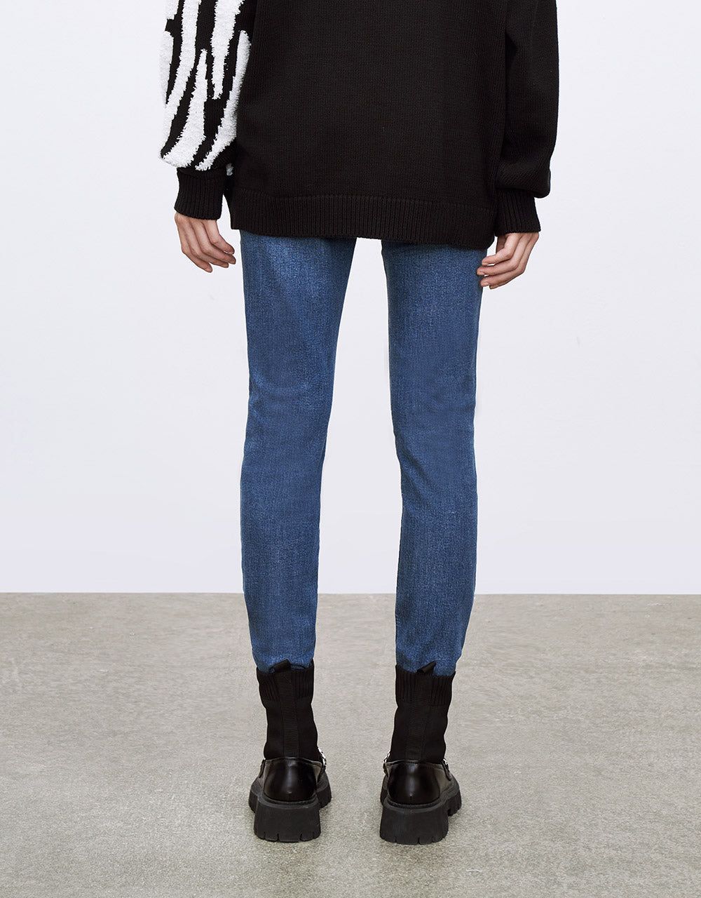 Ripped Mom Jeans sold by Urban Revivo product image thumbnail 4