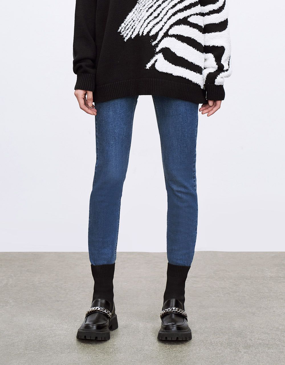 Ripped Mom Jeans sold by Urban Revivo product image thumbnail 2