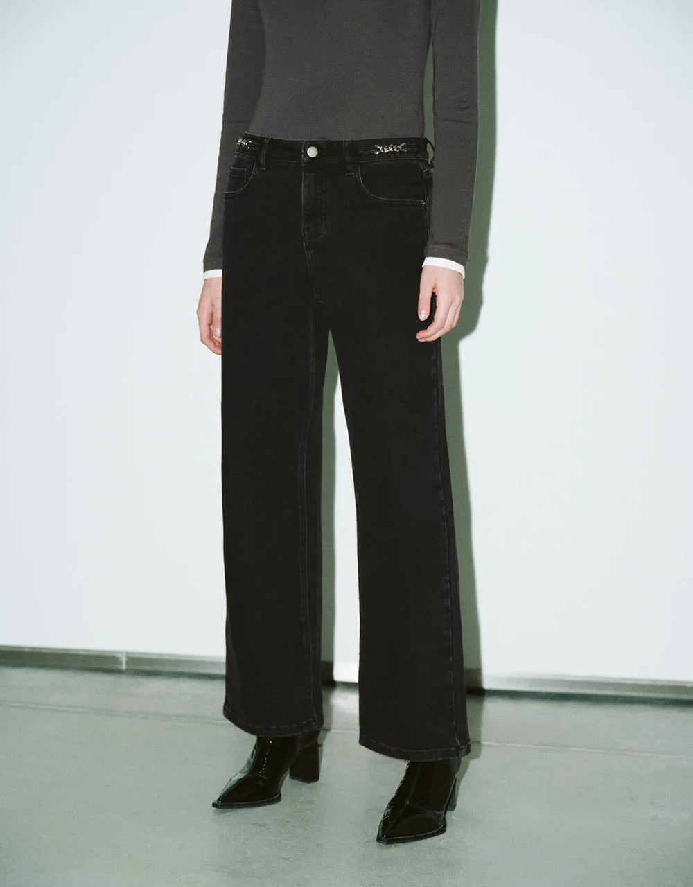 Wide-Leg Jeans With Chain Décor sold by Urban Revivo product image thumbnail 4