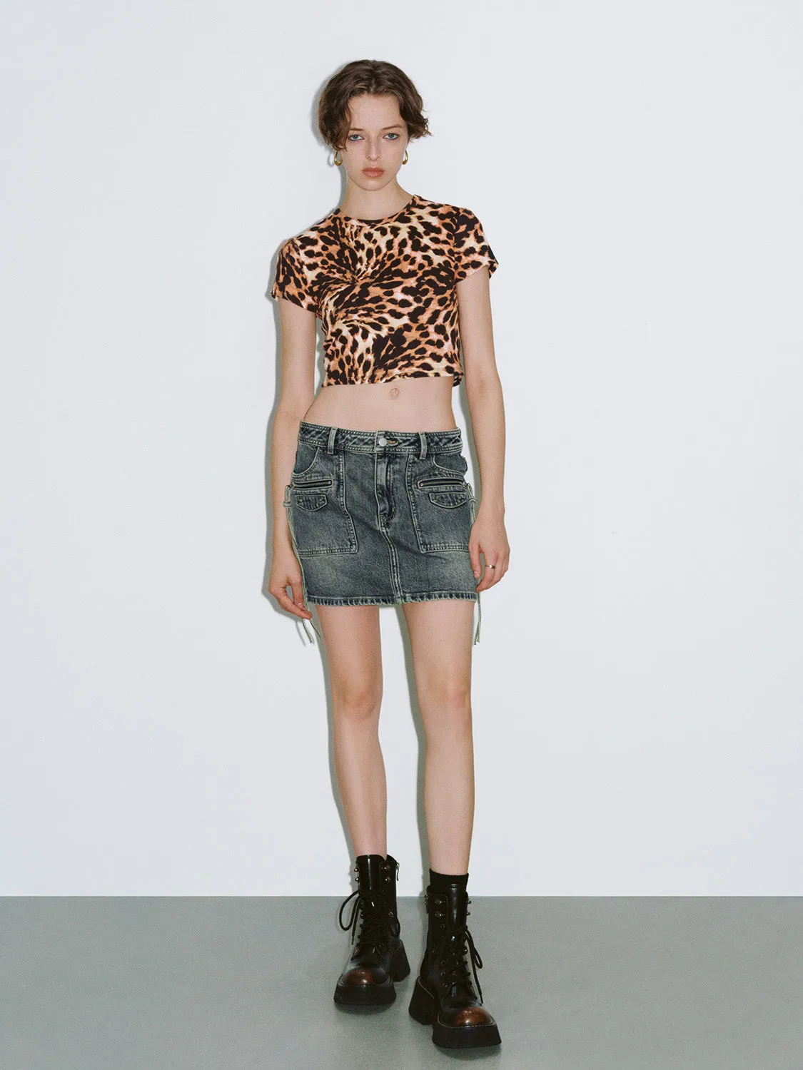 Leopard Printed Crew Neck Skinny T-Shirt sold by Urban Revivo product image thumbnail 5