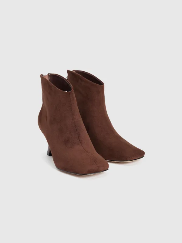 Boots sold by Urban Revivo
