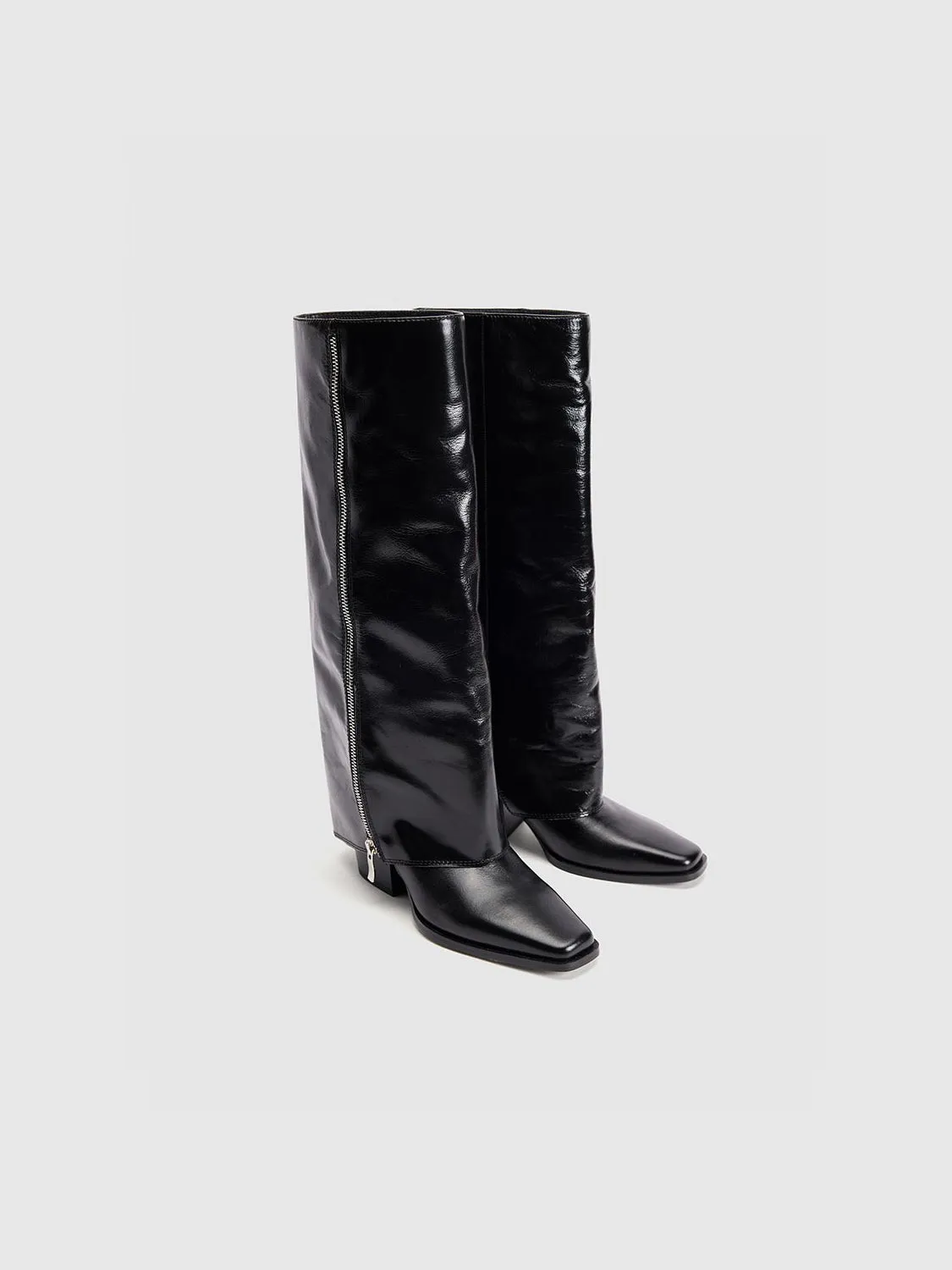 Boots sold by Urban Revivo