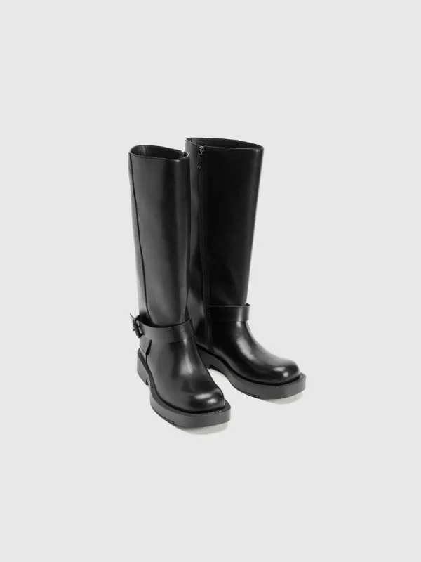 Boots sold by Urban Revivo