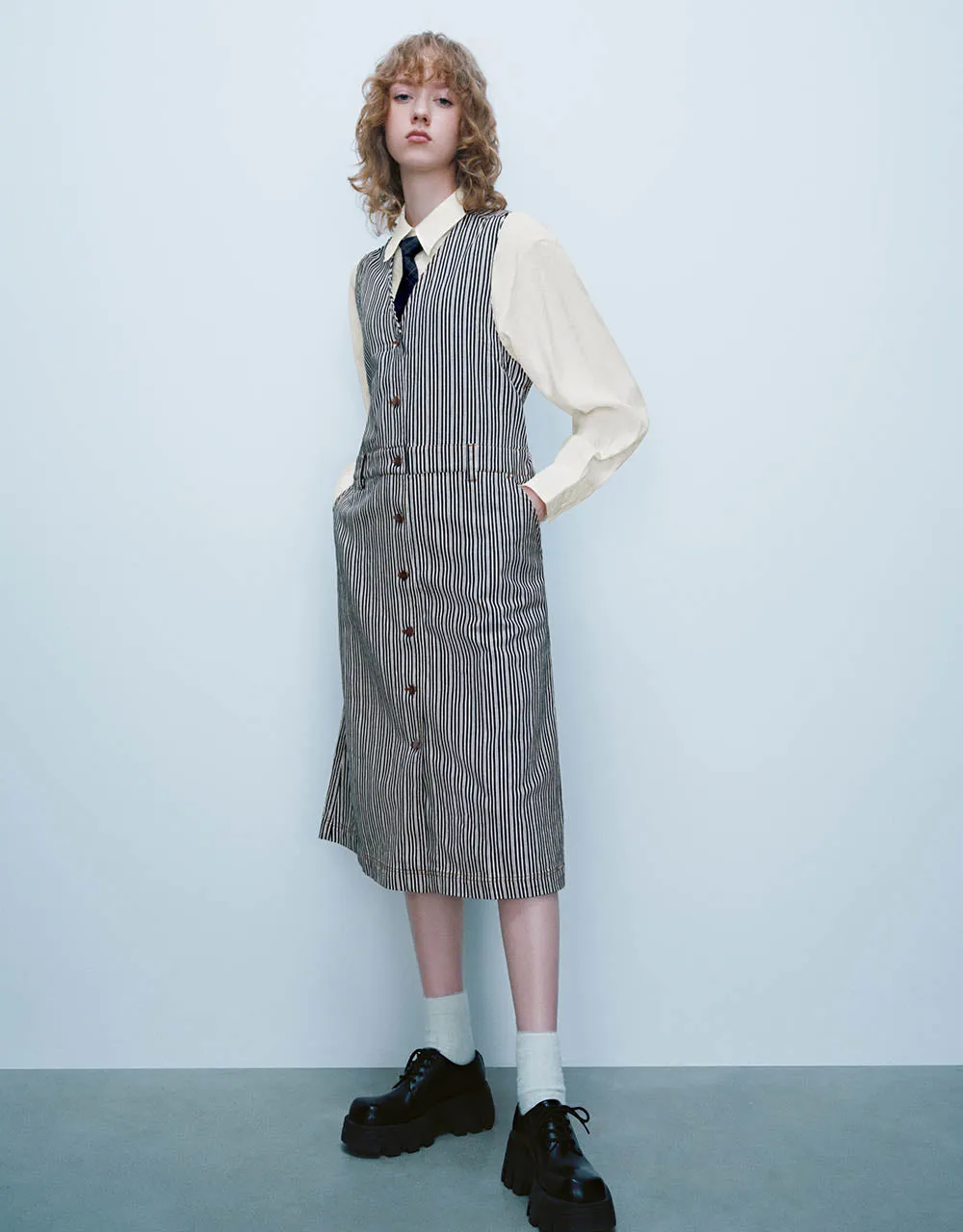 Striped Sleeveless V-Neck Straight Dress sold by Urban Revivo product image thumbnail 2