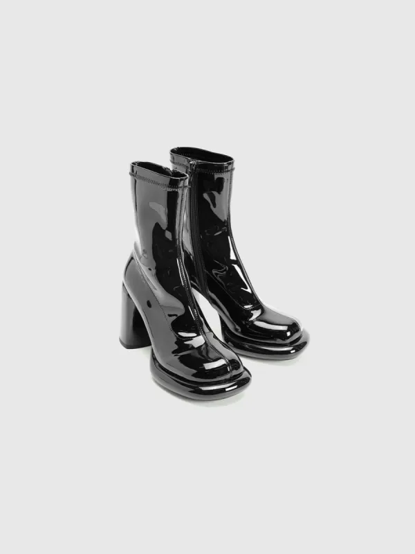 Boots sold by Urban Revivo