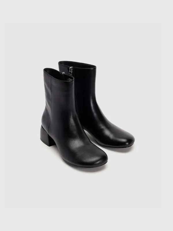 Boots sold by Urban Revivo