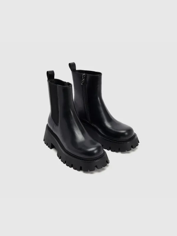 Chelsea Boots sold by Urban Revivo