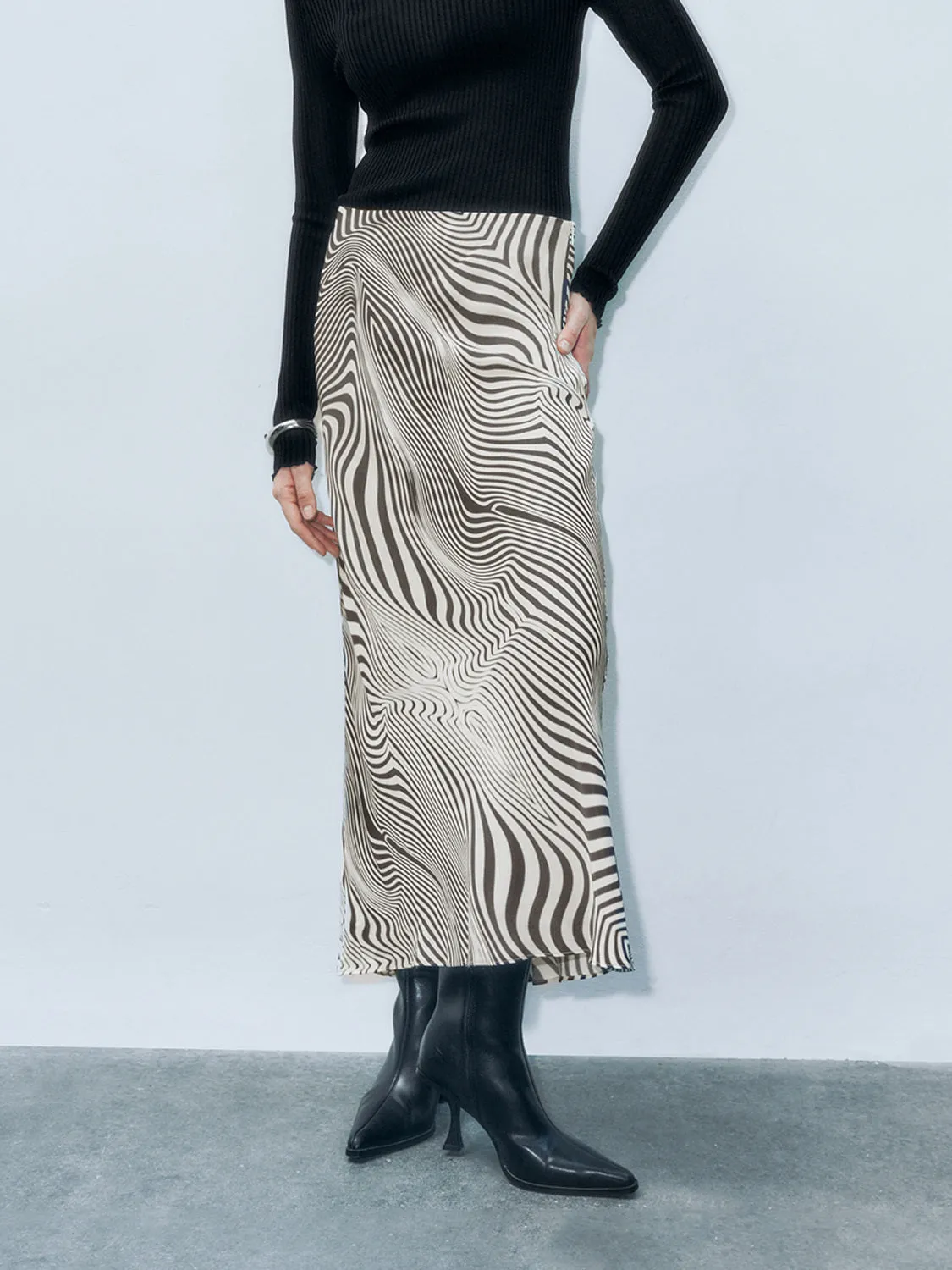 Abstract Pattern Knitted T-Shirts sold by Urban Revivo