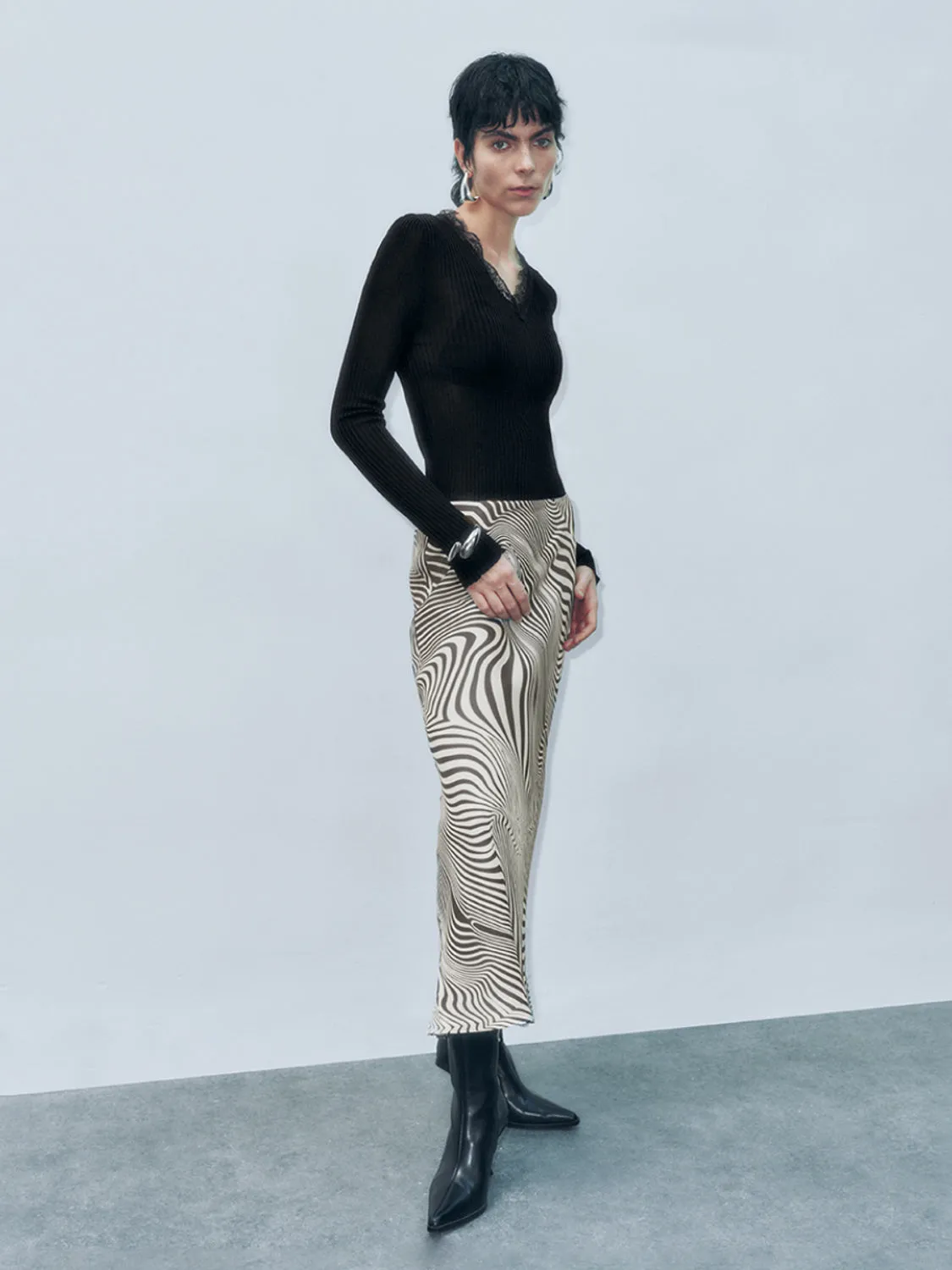 Abstract Pattern Knitted T-Shirts sold by Urban Revivo product image thumbnail 4