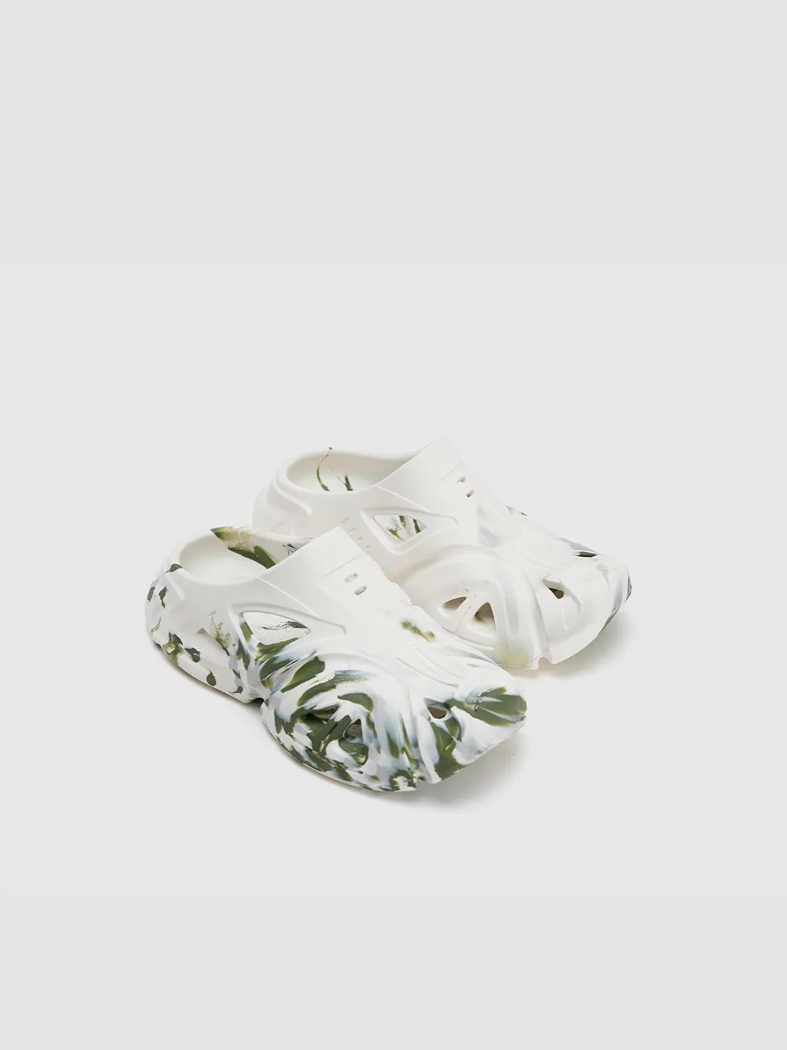 Slippers sold by Urban Revivo