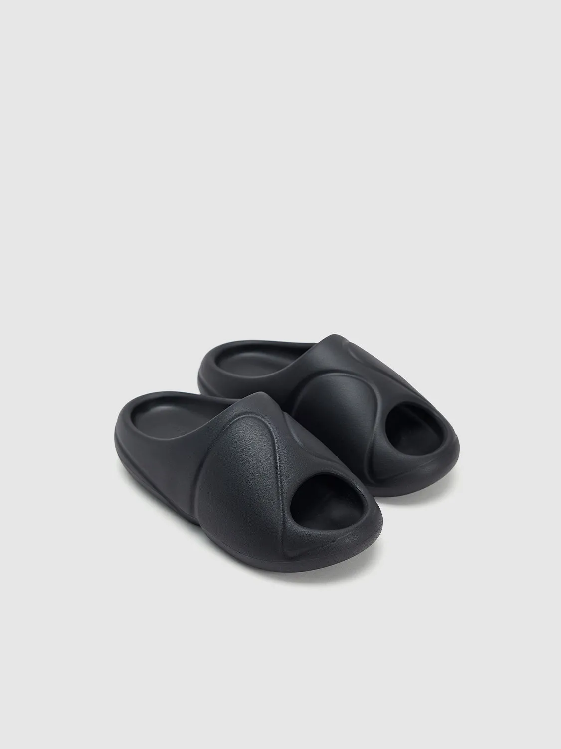 Slippers sold by Urban Revivo