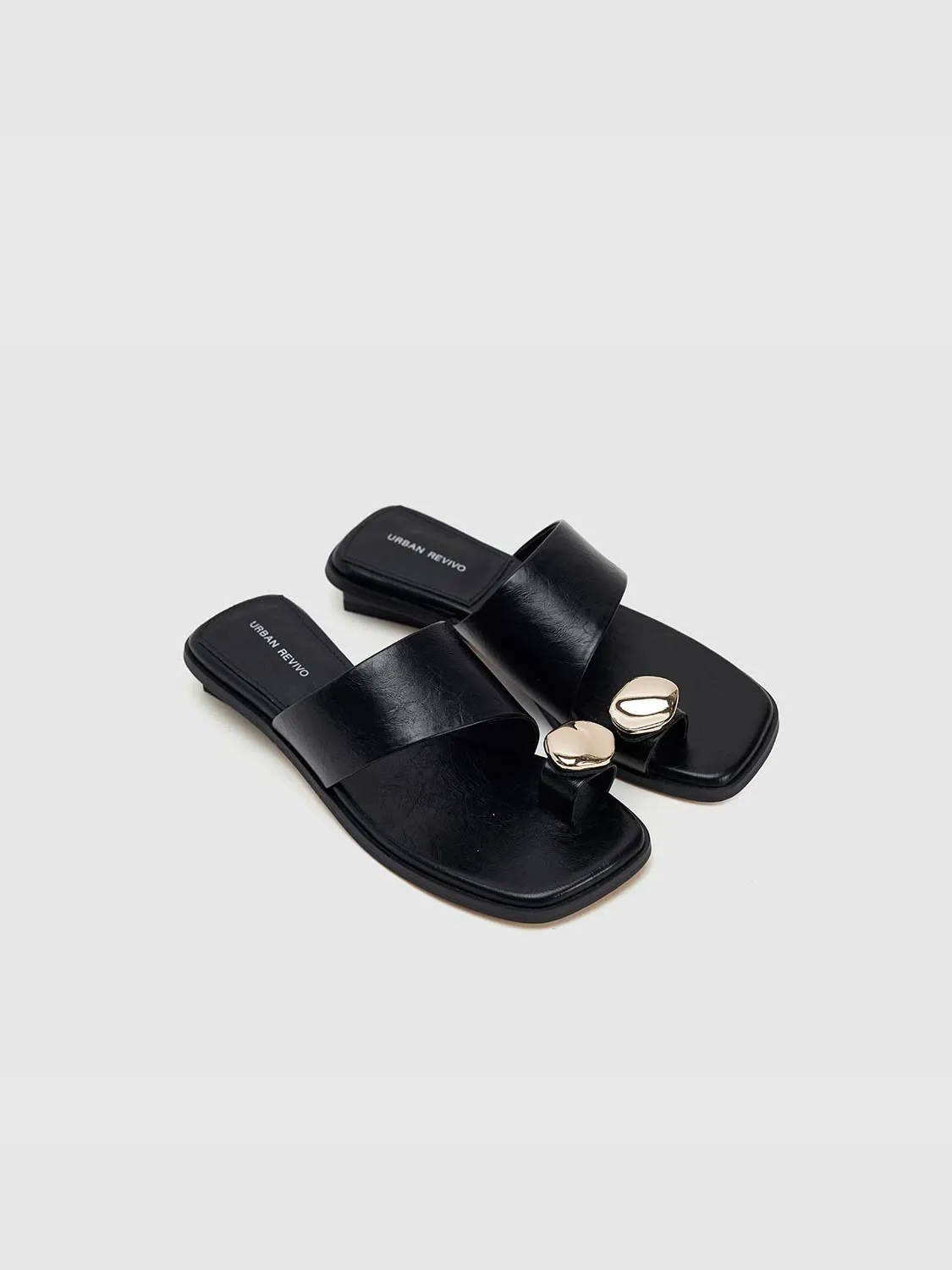 Slippers sold by Urban Revivo