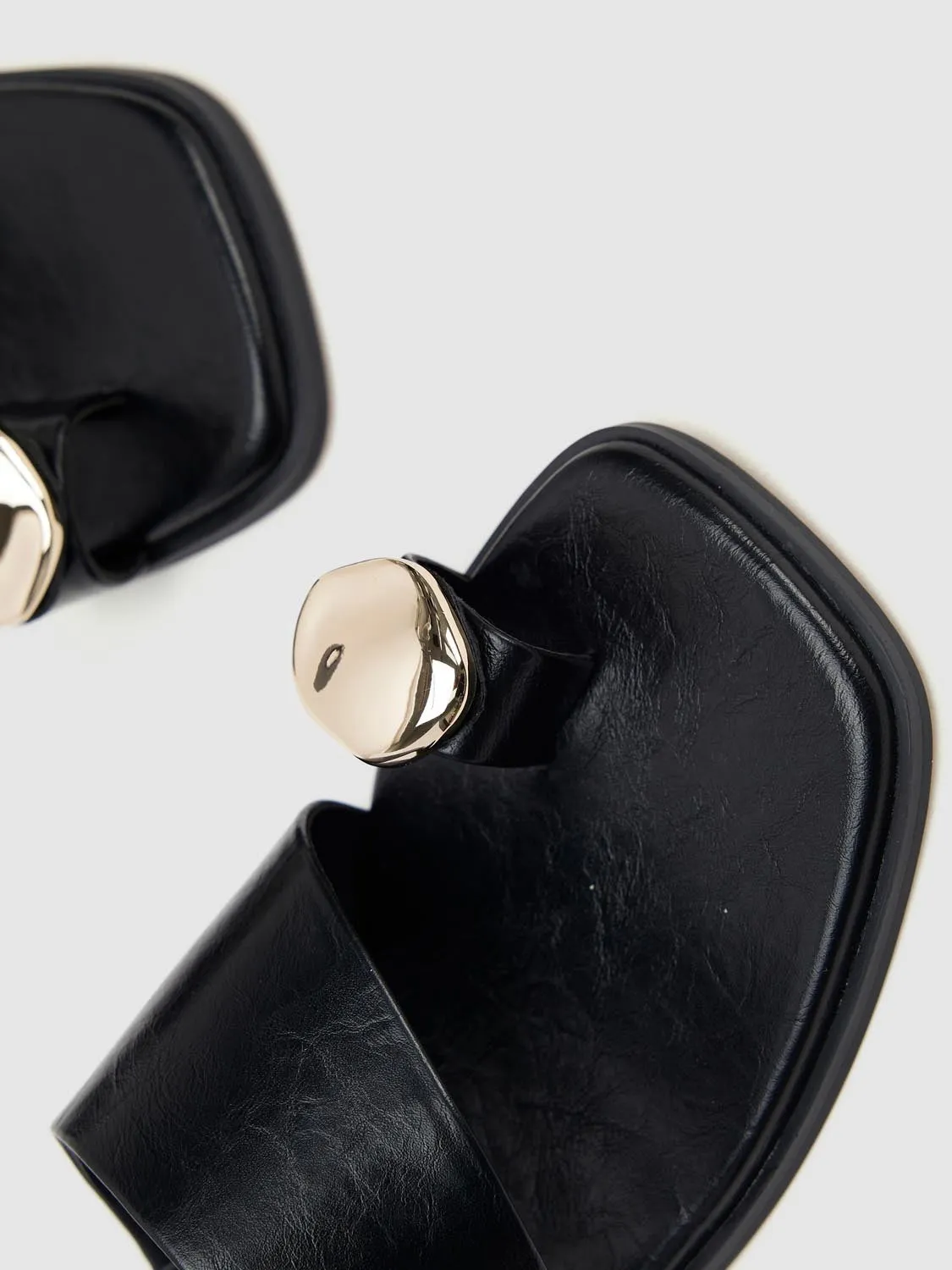 Slippers sold by Urban Revivo product image thumbnail 5