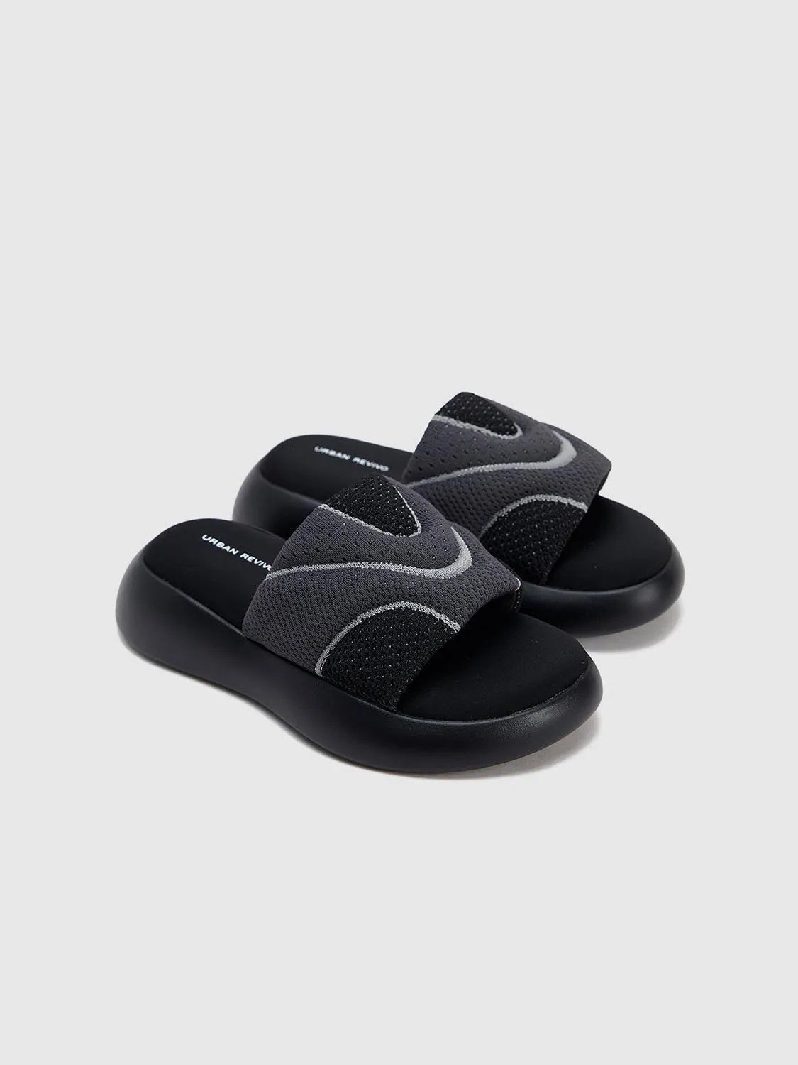 Slippers sold by Urban Revivo