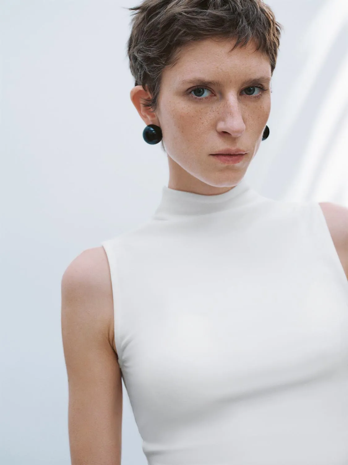 Mock Neck Sleeveless Vests sold by Urban Revivo product image thumbnail 3