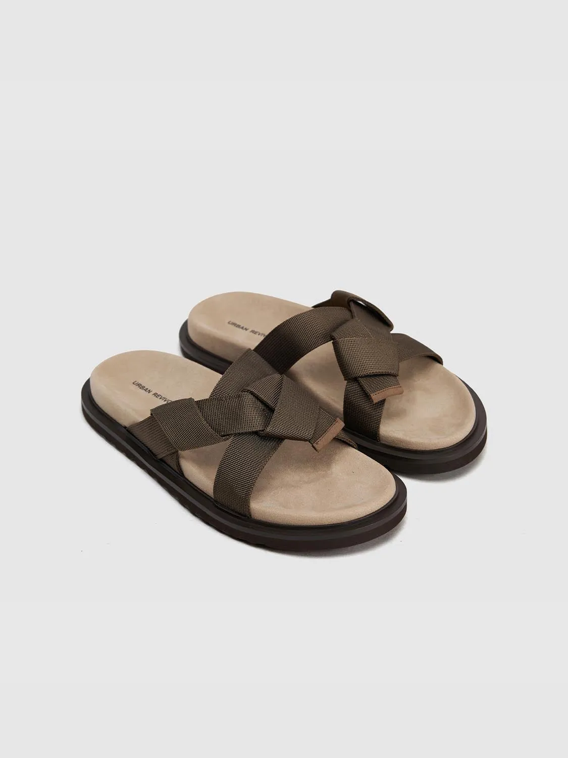 Slippers sold by Urban Revivo