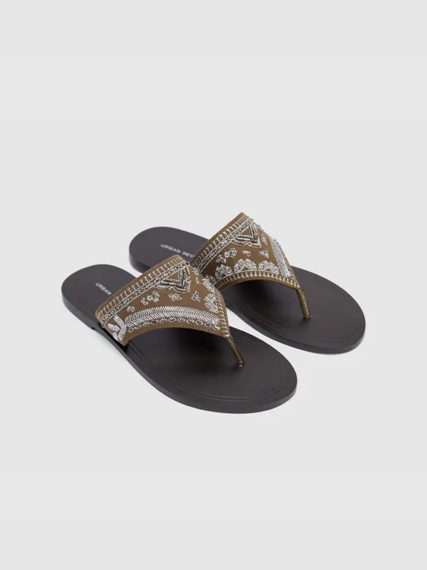 Slippers sold by Urban Revivo